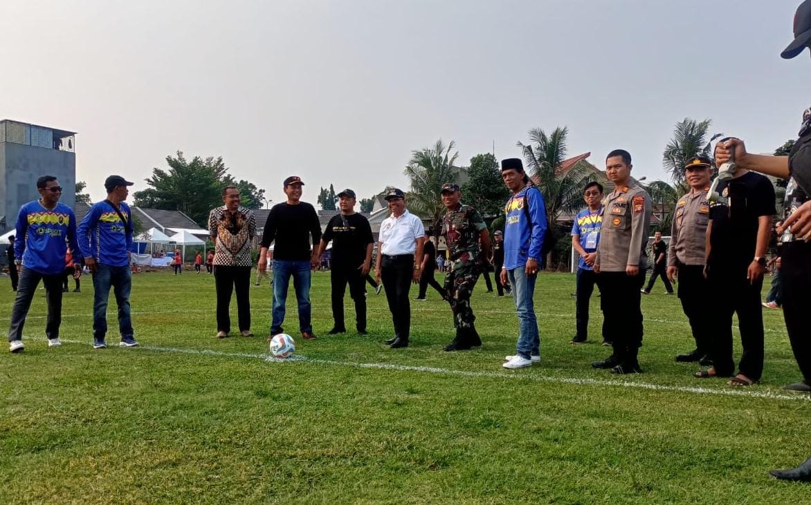 Wakil Wali Kota Tangerang, H Sachrudin bersiap melakukan kick off didampingi Kapolsek Ciledug, Koramil Ciledug, ketua panitia, tokoh masyarakat dan pemuda Kecamatan Larangan.(Foto: Red/tangselpos.id)