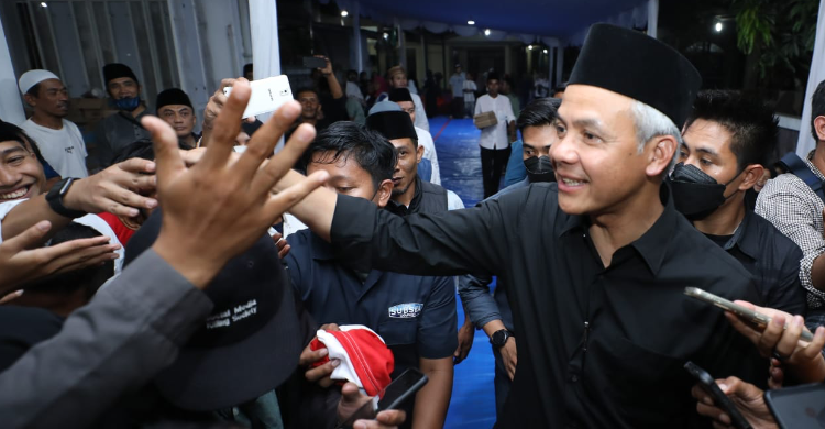 Ziarah, Tahlil Hingga Doa Warnai Silaturahmi Ganjar Di Ponpes Al-Falak Bogor Capres Ganjar Pranowo di Ponpes Al Falak Bogor. Foto : Ist