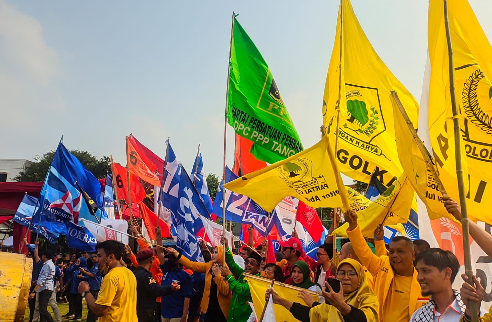 KPU Kota Tangsel bersama dengan Pemerintah Kota Tangsel gelar kegiatan Kirab Pemilu.(Dra)