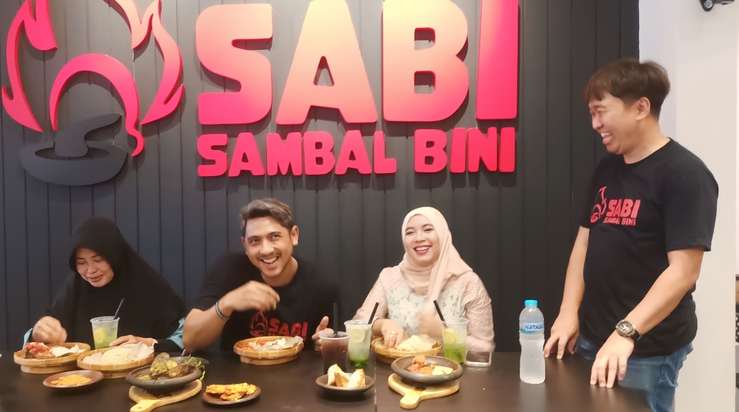 CEO Sambal Bini Hendra Novianto (kanan) berbincang dengan Arya Saloka, saat grand opening resto Sambal Bini di Bintaro, Jum'at (03/11/2023). (tangselpos.id/lim)