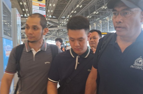Christoper (tengah) saat tiba di Bandara Soekarno Hatta. Foto : Ist