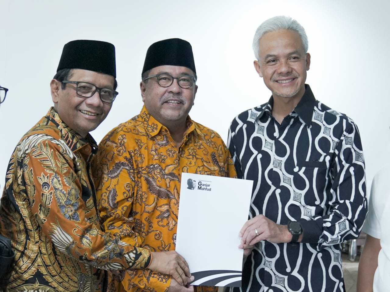 Rano Karno menerima Surat Keputusan pengangkatan dirinya sebagai Ketua Tim Pemenangan Daerah (TPD) di Banten untuk pasangan Capres Cawapres Ganjar-Mahfud, Kamis (23/11).(Istimewa)