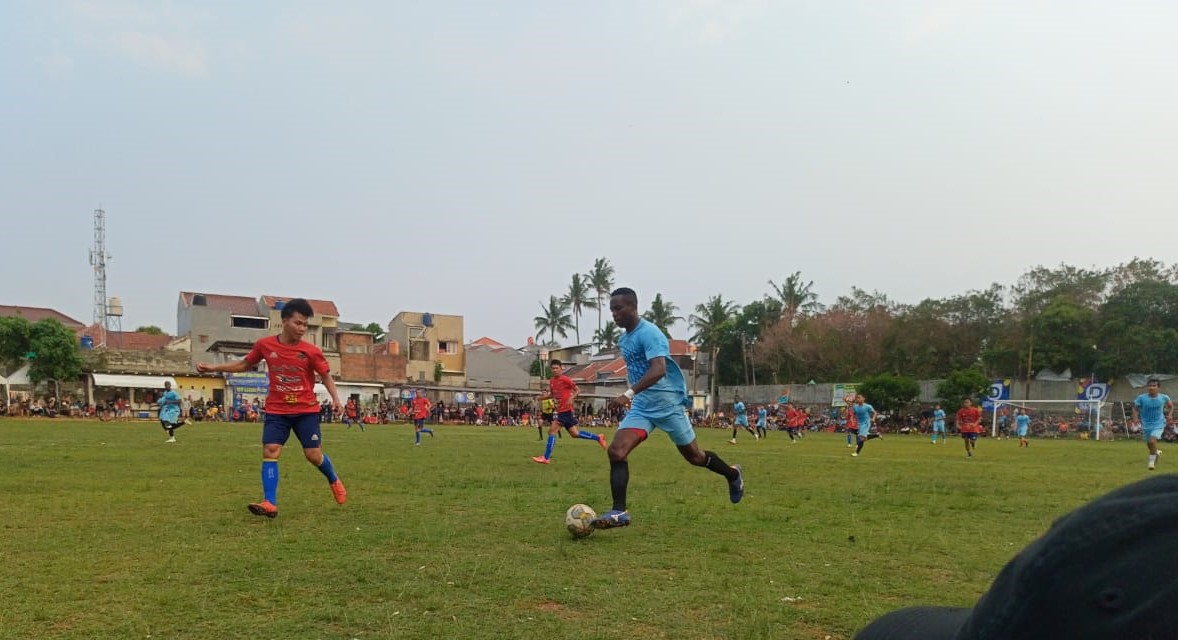 Pemain asing Regak FC, Raviu menggiring bola dibayangi pemain Ponser. (Foto: Red/tangselpos.id).