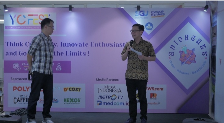 Vice Rector I Swiss German University (SGU) Bidang Akademik Leonard Rusli (kanan) berbincang dengan dosen pembimbing Young Creativepreneur Festival (YC Fest)  2023 Anthon S. Tondo saat membuka secara resmi puncak acara YC Fest. Foto : Ist