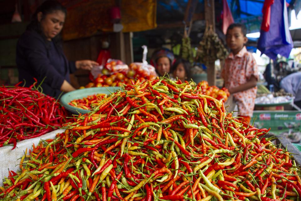 Pedagang cabe di Pasar Jombang, Tangsel. Foto : Farhan