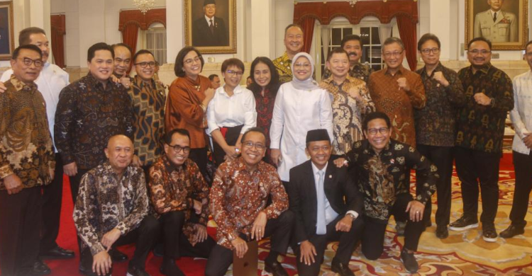 Wapres dan Menteri Tetap Fokus Kerja Para Menteri foto berssma seusai rapat Kabinet. Foto : Ist