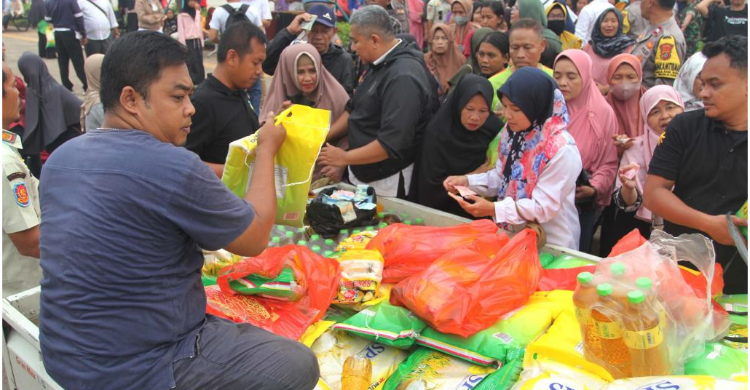 Suasana pasar murah di Pamulang. Foto : Farhan