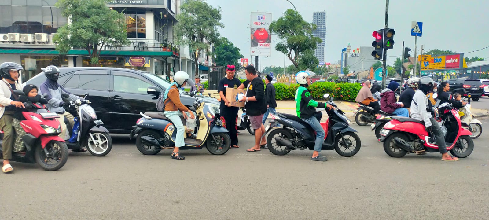 Ormas Pendekar Banten Kecamatan Serpong Bagi-bagi Takjil dan Buka Bersama. (Ist)