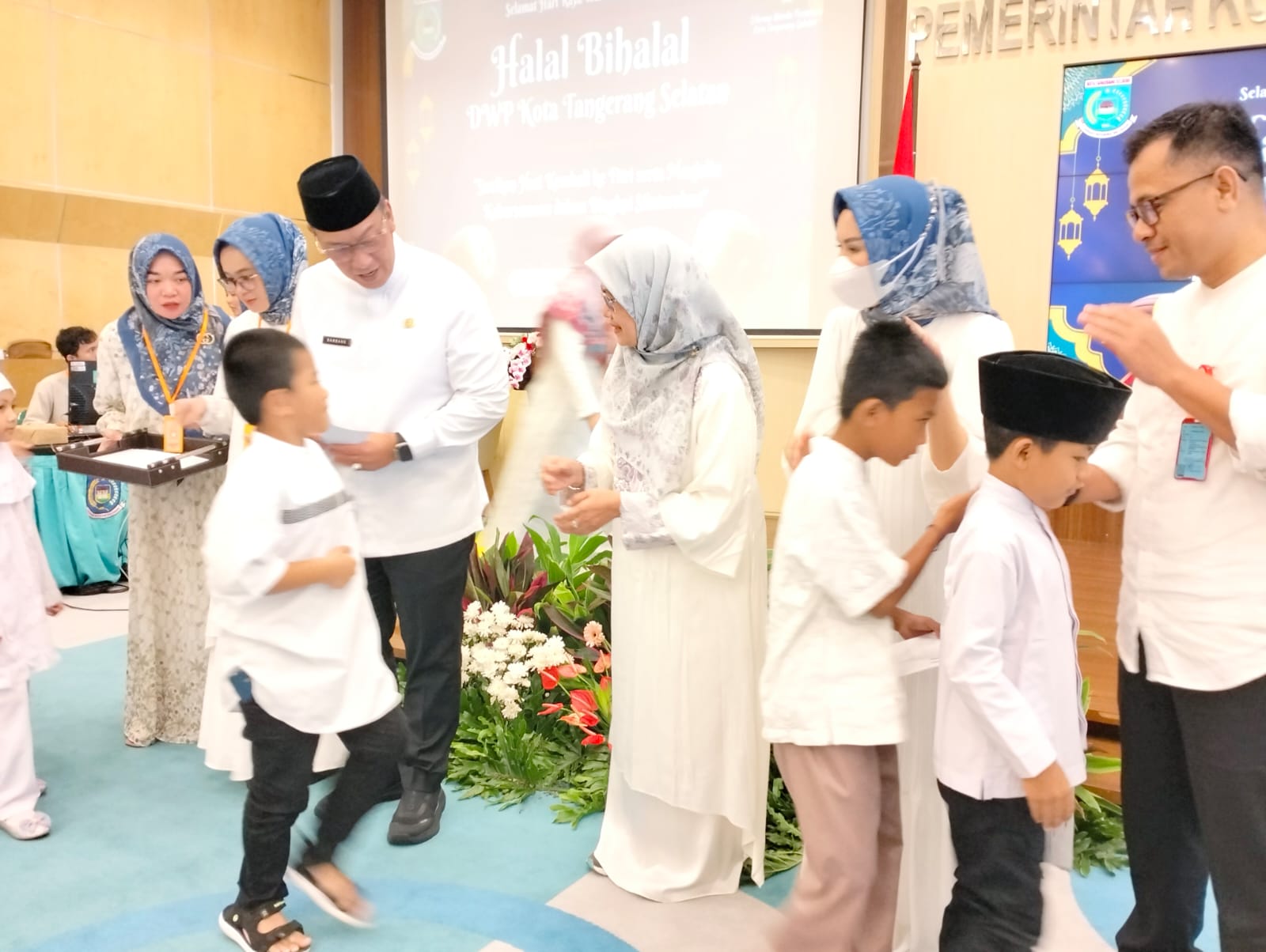 DWP Tangsel Santuni Puluhan Anak Yatim di Puspemkot Tangsel, Selasa (30/4/2029). (tangselpos.id/rmn)