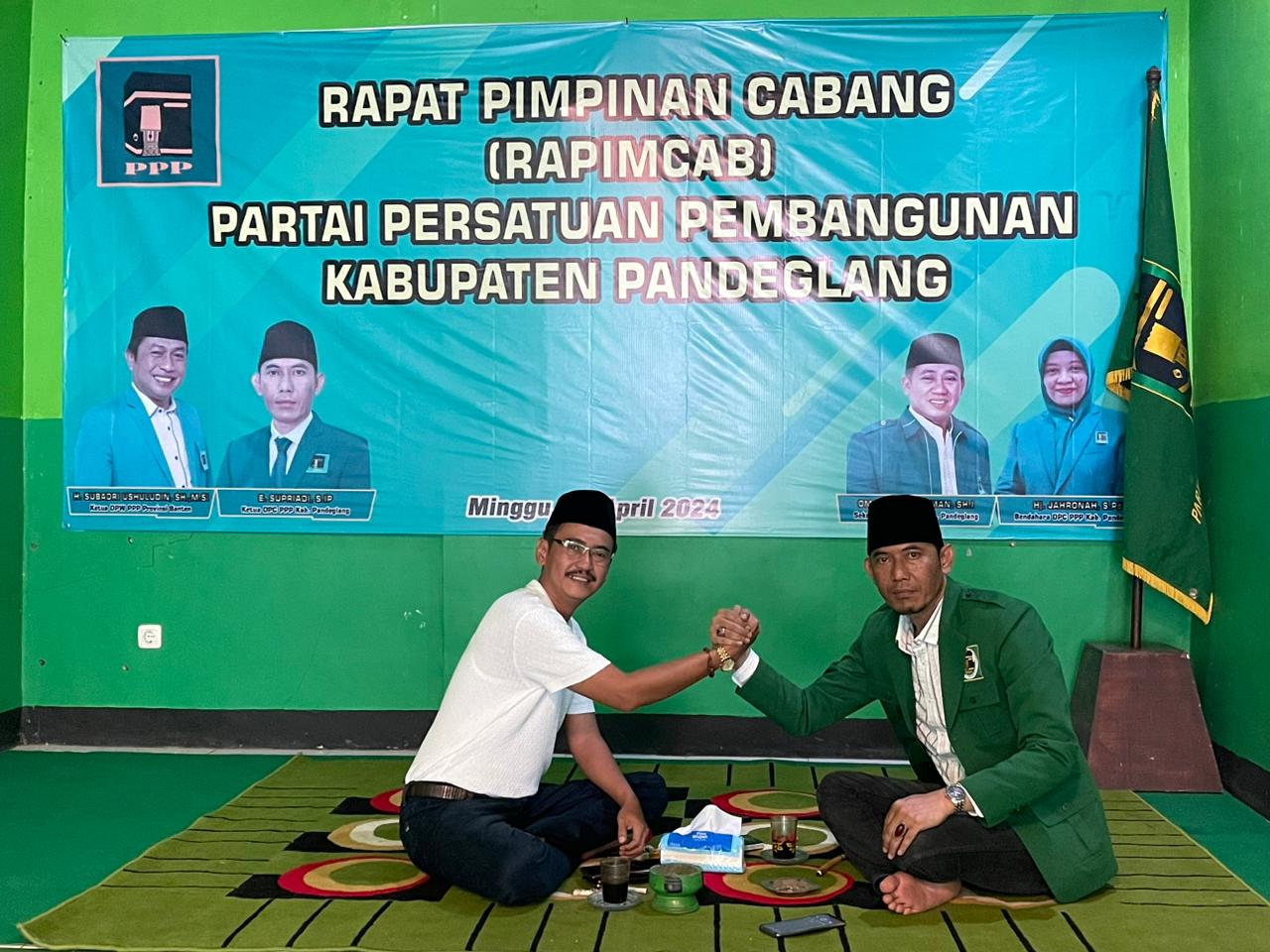 Uday Suhada (kiri) berjabat tangan dengan Ketua DPC PPP Pandeglang, E. Supriadi.(Istimewa)