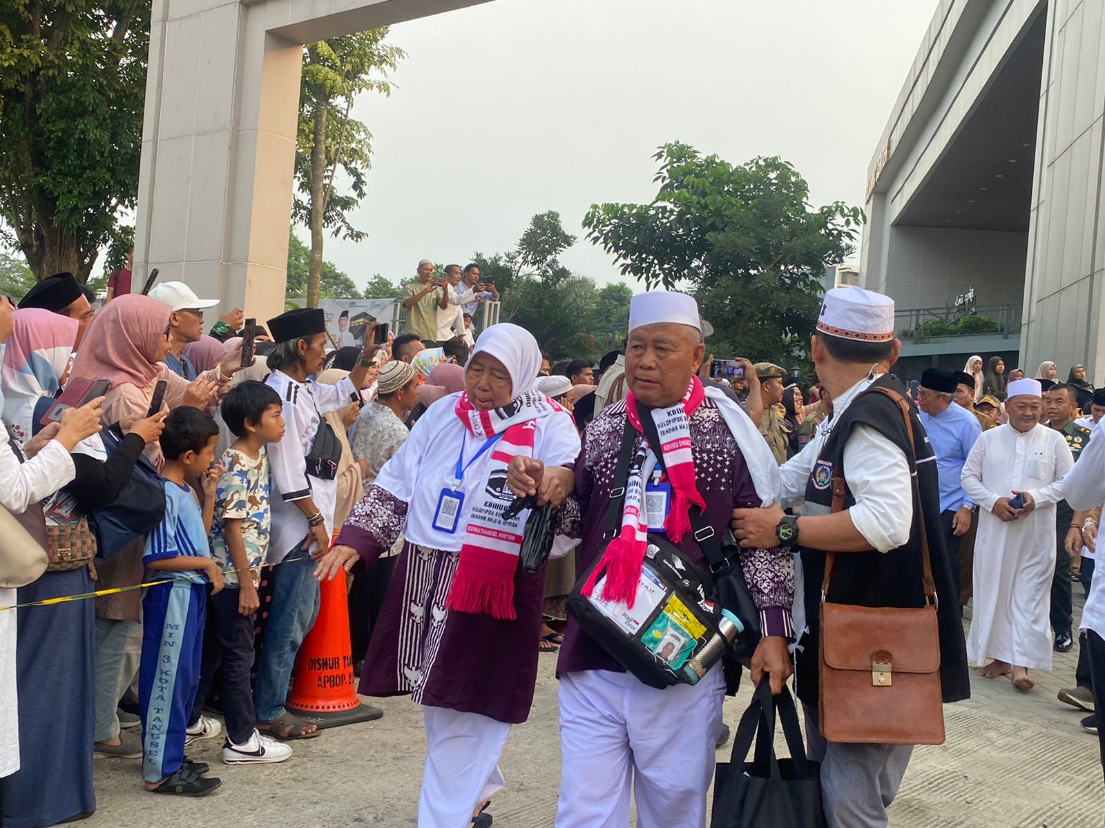 Pelapasan Jamaah Haji asal Tangsel untuk kloter kedua, Selasa (21/5).(dra)