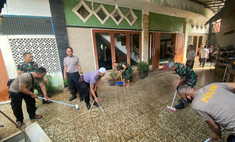 Personel gabungan dari Polsek Pondok Aren dan Koramil Pondok Aren tampak kompak menggelar kerja bakti bersih-bersih masjid.(dra)