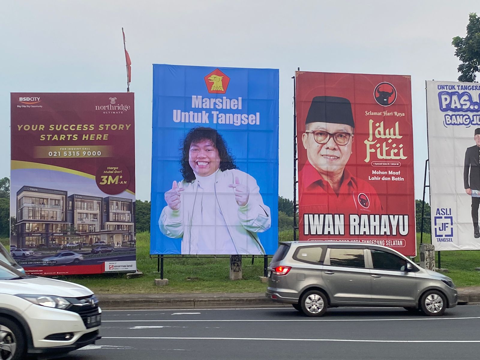 Baliho bergambar Marshel Widianto di jalan Letnan Sutopo, Serpong.(dra)