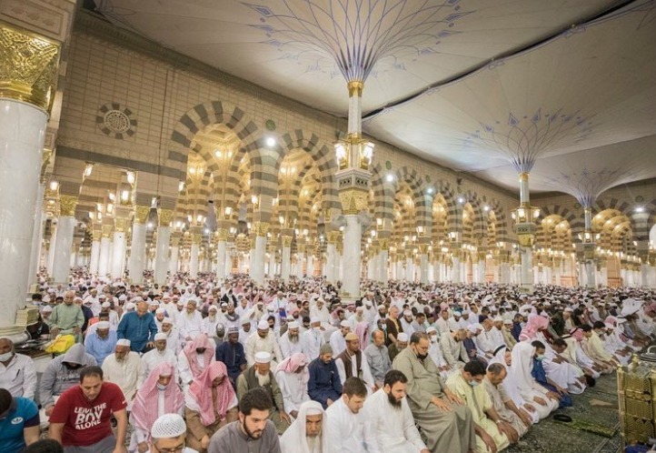 Jamaah sholat di Masjid Nabawi, Madinah. Foto : Ujang Sunda