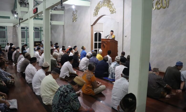 Kapolres Tangsel AKBP Ibnu, menggelar kegiatan subuh berjamaah di Kademengan, Setu.