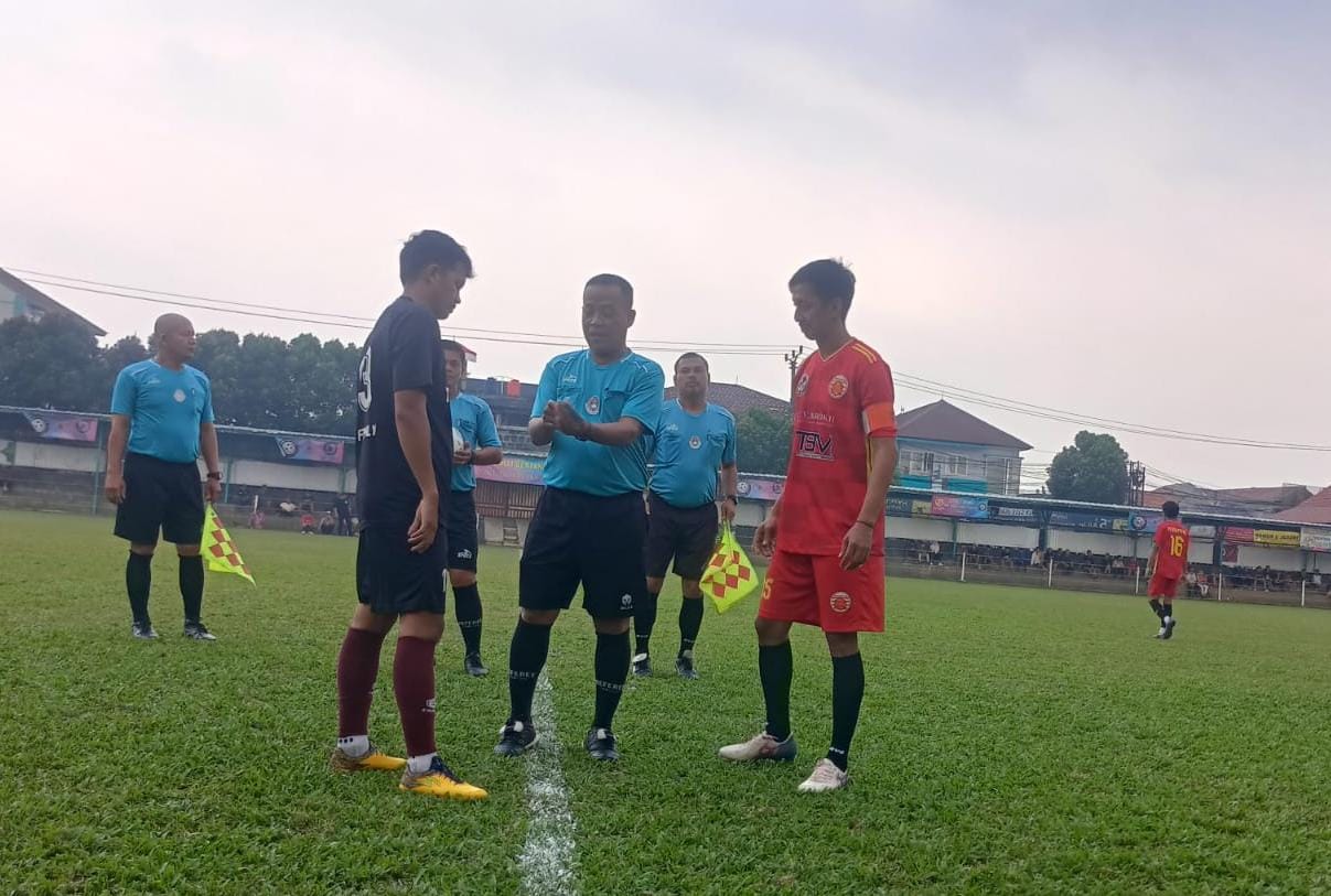 Wasit Dayat Kojek bersiap memimpin laga antara Toya melawan Persepa Junior.(ist).