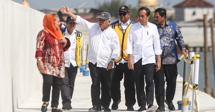 Menteri Basuku dan Presiden Jokowi saat meninjau tanggul rob di Semarang. Foto : Ist