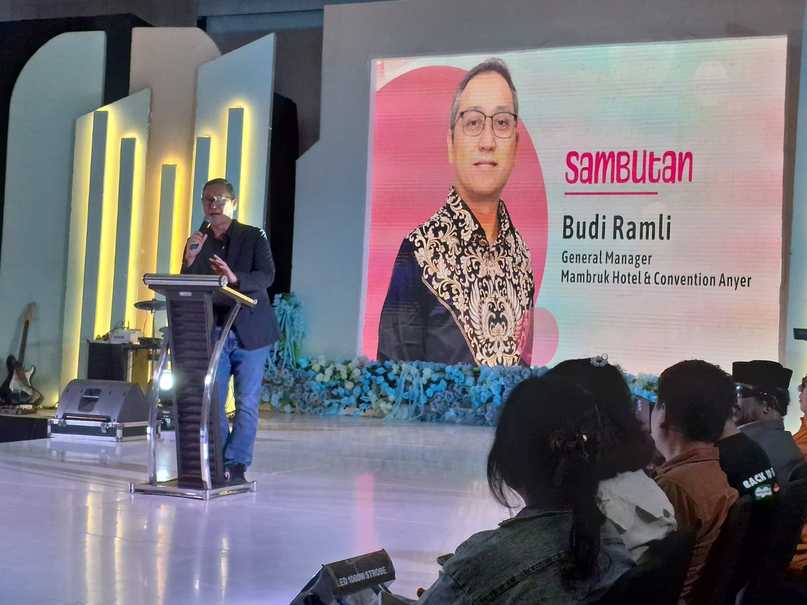 General Manager Mambruk Hotel & Convention Anyer Budi Ramli memberikan sambutan dalam acara Fashion Show and Model Competition, di Ballroom Mambruk, Minggu (23/6/2024). (Ist)