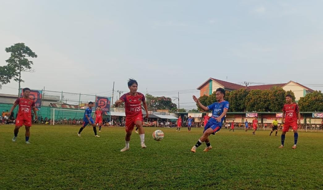 Gelandang Ayam Sakit, Akbar Tanjung (biru) berusaha menghalau pergerakan pemain Wildan saat menguasai bola.(ist).