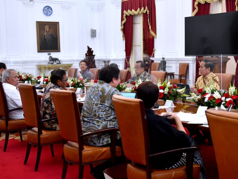 Presiden Jokowi saat memimpin sidang kabinet. Foto : Ist