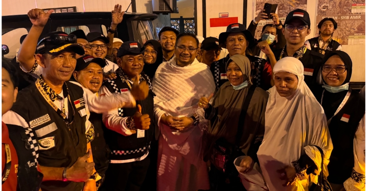 Menteri Agama Yaqut Cholil Qoumas (tengah) berfoto bareng dengan jemaah dan petugas haji, setelah melakukan umrah wajib, Senin malam (10/6). Foto: Ujang Sunda