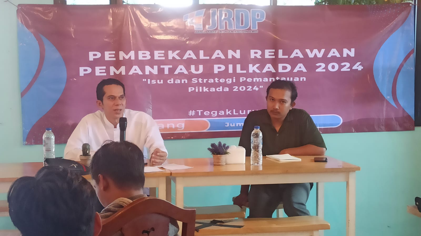 Jaringan Rakyat Untuk Demokrasi dan Pemilu (JRDP) melakukan pembekalan kepada sejumlah relawan pemantau Pilkada 2024 di salah satu rumah makan di Kota Serang, Jumat (14/6/2024). (Ist)