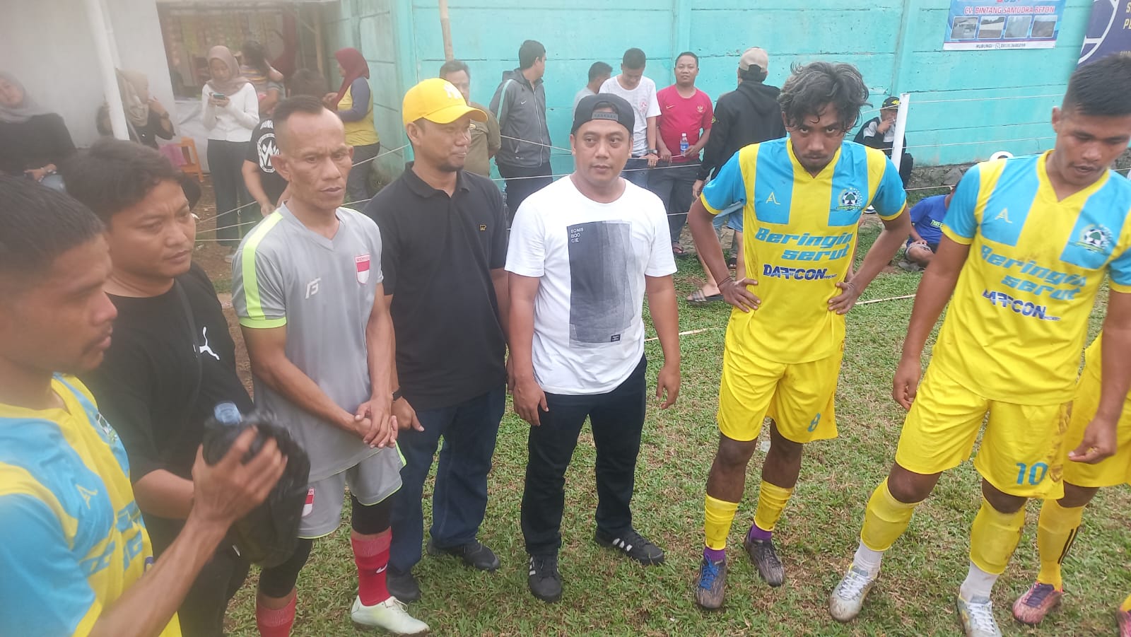 Piter Abdul Karim (topi kuning) saat menyemangati para pemain Beringin Serut.(ist).
