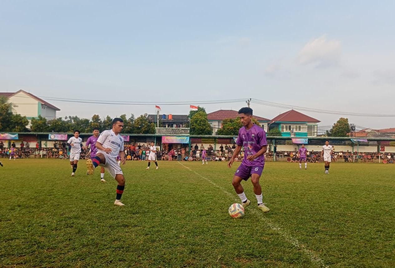 Pemain Zea FC, Awan Lestaluhu mencoba melewati hadangan pemain Unico FC, Roken (ist).