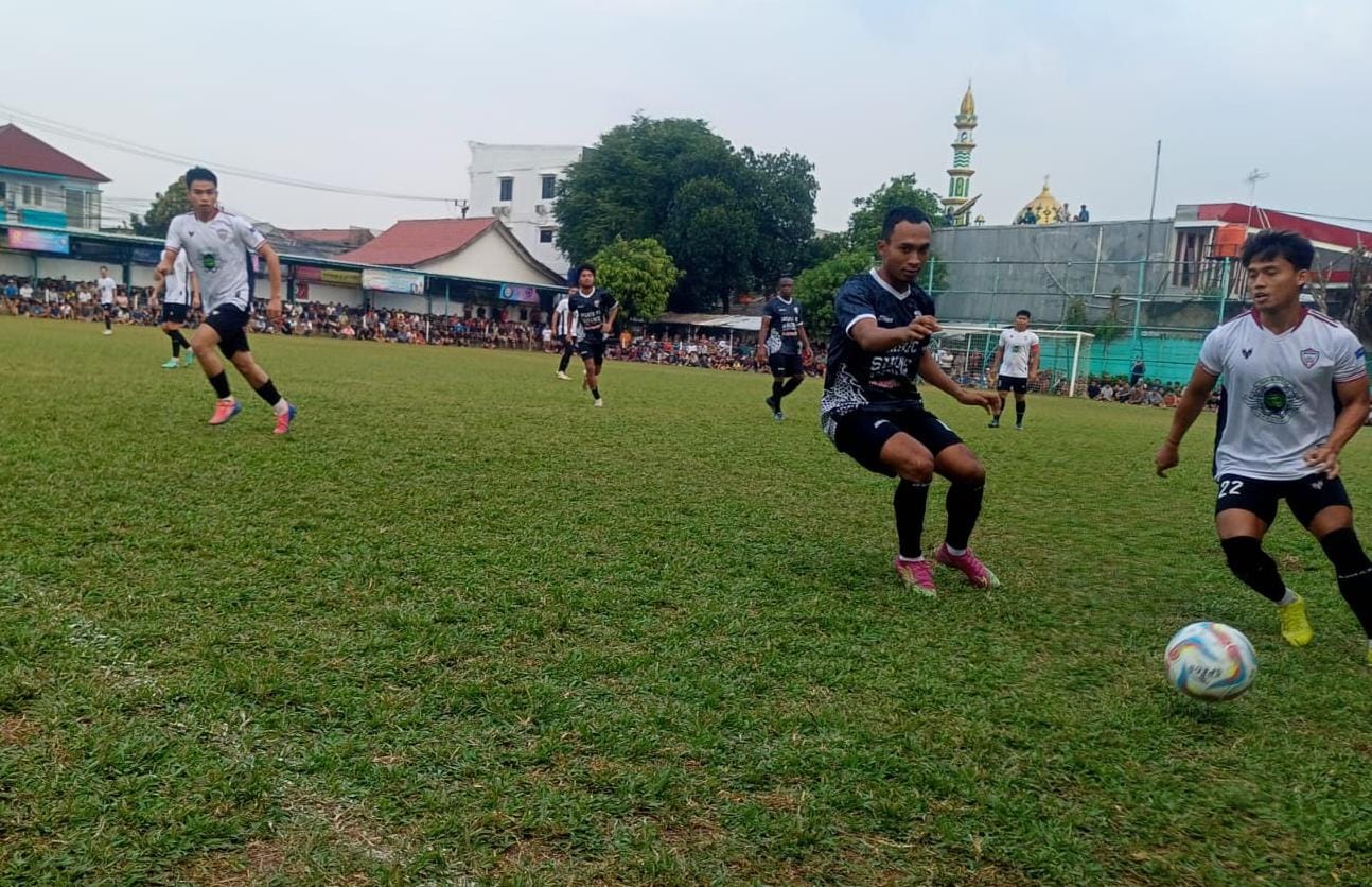 Gelandang Persib Bandung yang membela Indata FC, Robi Darwis berusaha merebut bola dari kaki pemain GS Ngablu, Deni Bagol.(ist).