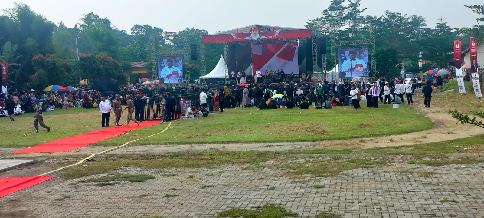 Antusiasme masyarakat dalam menghadiri acara  peluncuran jingle dan maskot Pemilihan Bupati dan Wakil Bupati Serang di Alun-alun Kecamatan Tunjungteja, Rabu (19/6) kurang diminati masyarakat.(Arif Hamdi-Tangsel Pos)