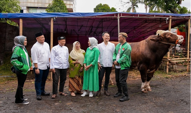 Hewan kurban untuk wilayah Jakarta diserahkan oleh perwakilan manajemen dan Mitra Pengemudi Grab Indonesia kepada ‘Aisyiyah (Organisasi Perempuan Muhammadiyah) dan Masjid Jami Al-Munawwarah . (Ist)