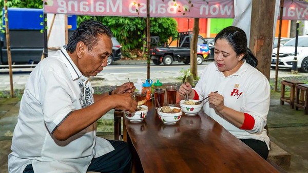 Puan Maharani bersama Bambang Pacul saat makan bakso. Foto : Ist