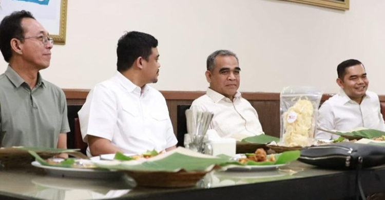 Sekjen Gerindra Ahmad Muzani (no 2 dari kanan) saat bertemu Bobby Nasuntion (no 2 dari kiri) Foto : Ist