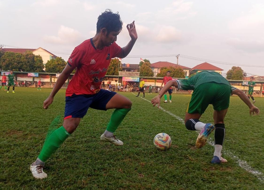 Pemain Ponser FC, Yuda (kiri) berusaha mengamankan bola berduel dengan pemain Bunga Mekar.(ist).