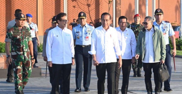 Presiden Jokowi dan rombongan tiba di Bandara Tjilik Riwut, Palangkaraya. Foto : Ista