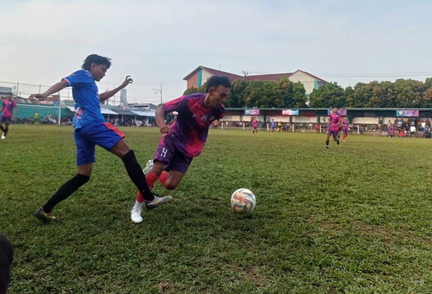 Penyerang Tira Kutir FC, Nanda Ibrahim (kanan) mencoba melewati hadangan bek Ayam Sakit FC, Ibad Diaz.(ist).