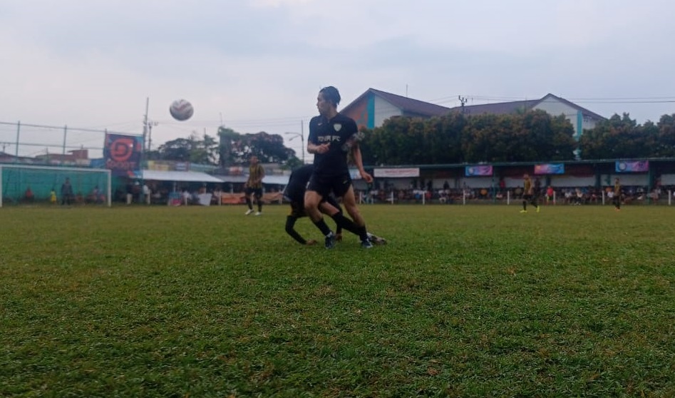 Gelandang Toya FC, Dimas (hitam) gagal membawa timnya ke babak 16 besar setelah dikalahkan Tusuk Sate lewat adu penalti.(ist).