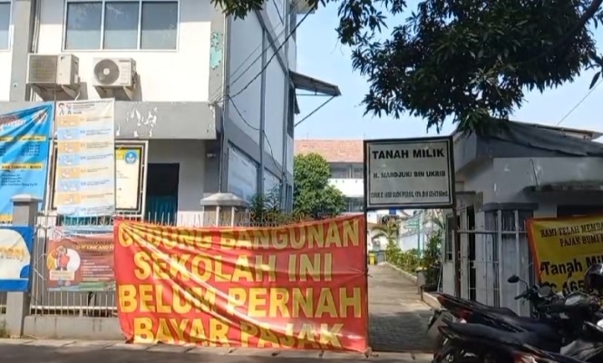 Gerbang masuk SMAN * Kota Tangsel sempat disegel. kini telah Dibuka oleh pihak yang klaim ahli waris.(dra)