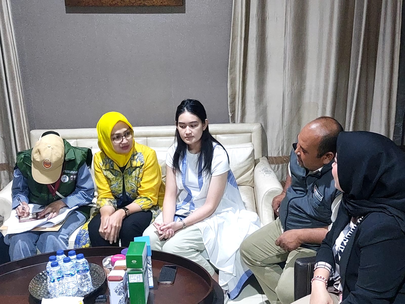 QqAirin Rachmi Diany dan putri bungsunya sedang menjalani pencoklitan oleh Pantarlih.  Foto : Ist