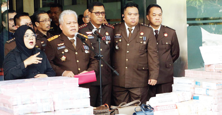 Kejagung saat memamerkan barbuk kasus Timah. Foto : Ist