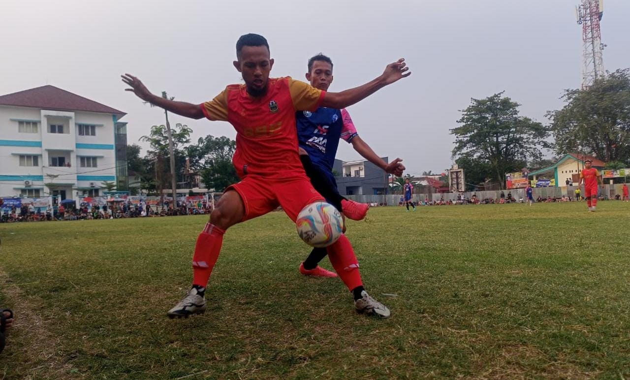 Shem (depan), pemain BBP yang dimainkan di babak kedua dikawal ketat pemain Persipob, Kacang.(red/tangsel pos.id)