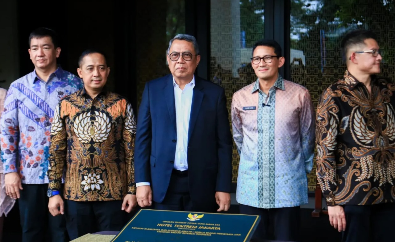 Wali Kota Benyamin Davnie dan Menteri Pariwisata dan Ekonomi Kreatif (Menparekraf) Sandiaga Uno saat peresmian hotel, Minggu (14/7).(dra)