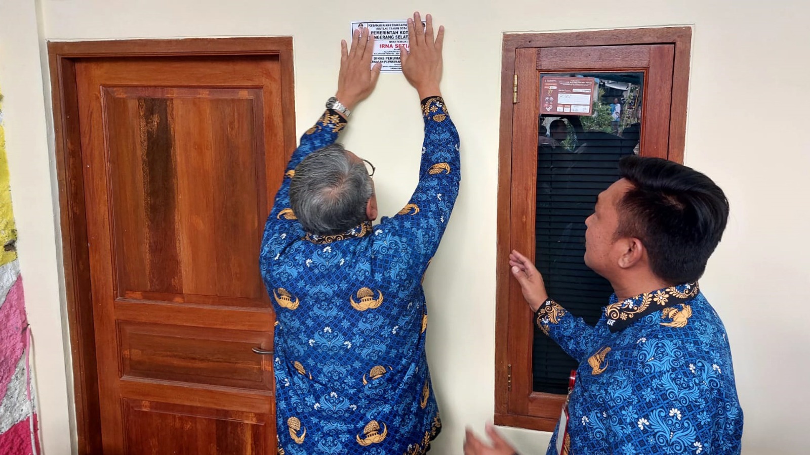 Penempelan nomor rumah yang sudah dibedah di wilayah Rempoa, Ciputat Timur, Tangsel. (tangselpos.id/rmn)