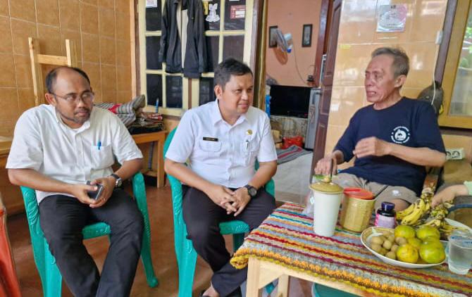 Kepala Dinas Pendidikan dan Kebudayaan (Dindikbud) Tangsel, Deden Deni, saat mendatangi rumah duka korban kecelakaan di depan perumahan Bukit Nusa Indah, Ciputat.(dra)