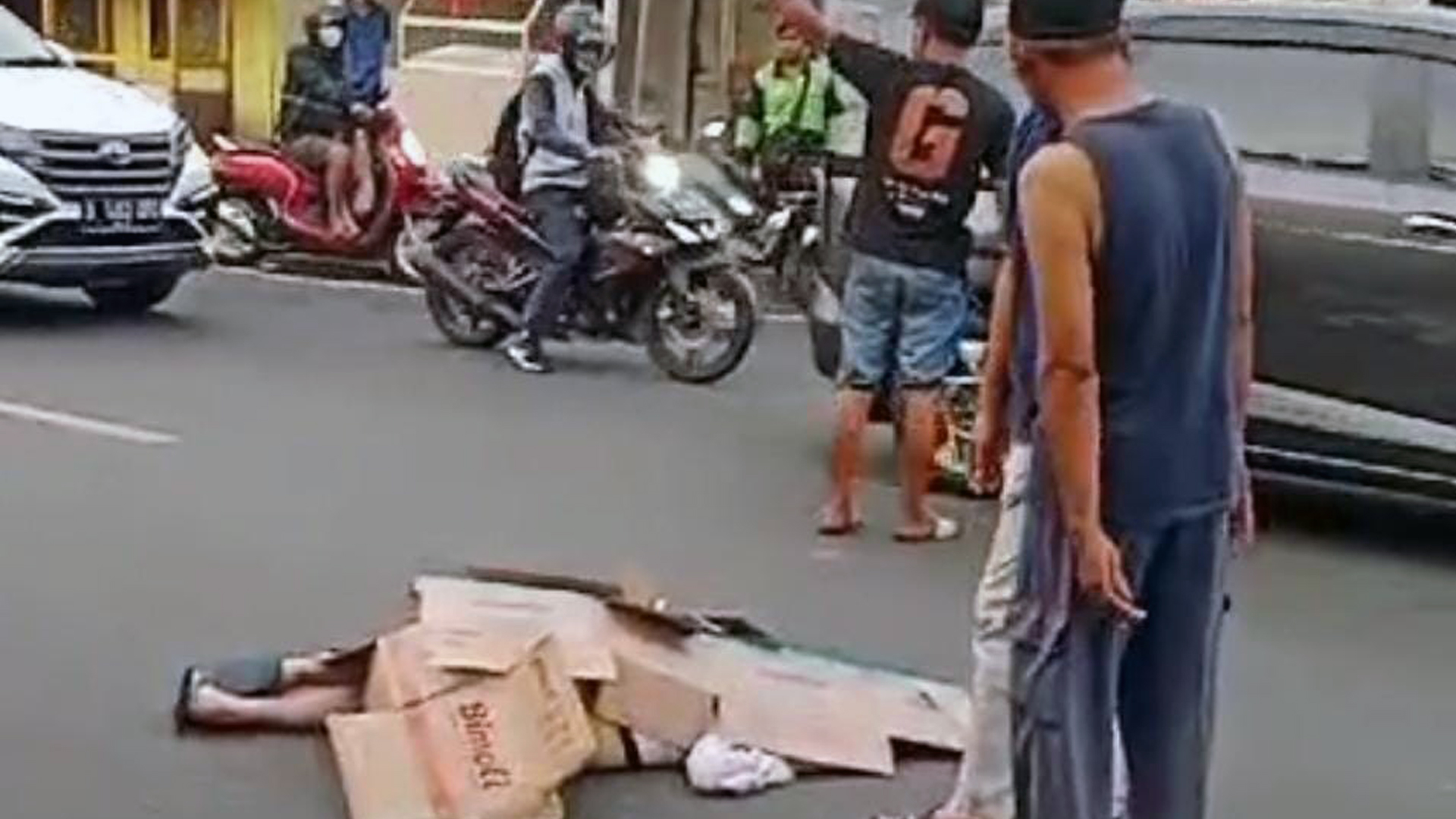 Siswi belasan tahun tewas seketika usai ditabrak mobil di Jalan Aria Putra, Ciputat, Tangerang Selatan (Tangsel), Selasa (2/7/2024). (Ist)