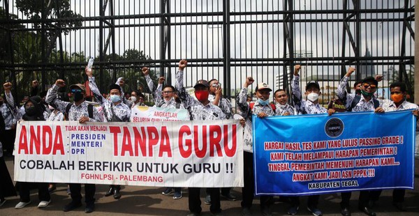 Demo guru honorer saat demo di gedung DPR. Foto : Ist