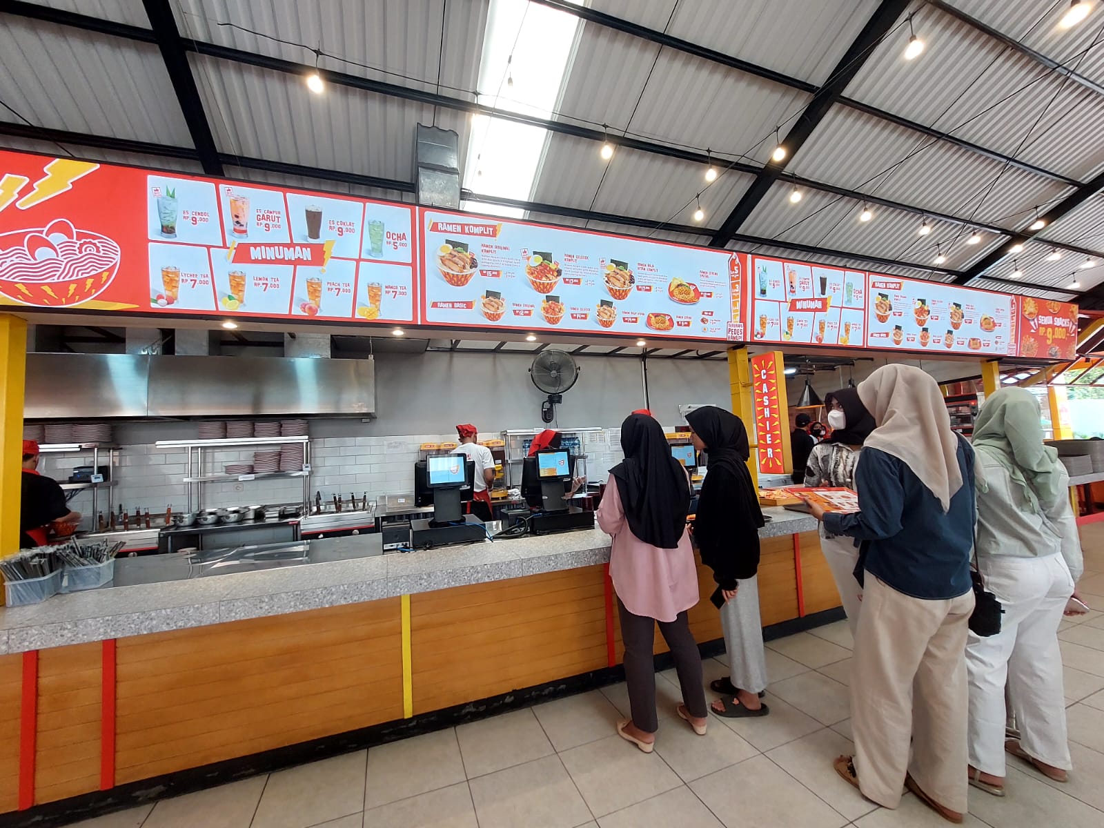 Antrean pembeli di Ramen Yuk! cabang Cipondoh, Kota Tangerang. (tangselpos.id/rmn)