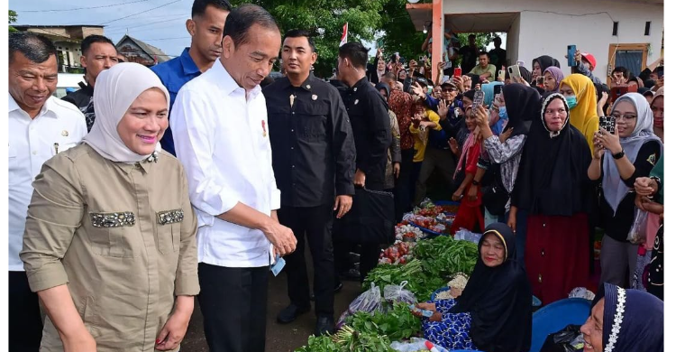 Presiden Jokowi bersama Ibu Negara saat berkunjung ke Sulawesi Selaran. Foto : Ist