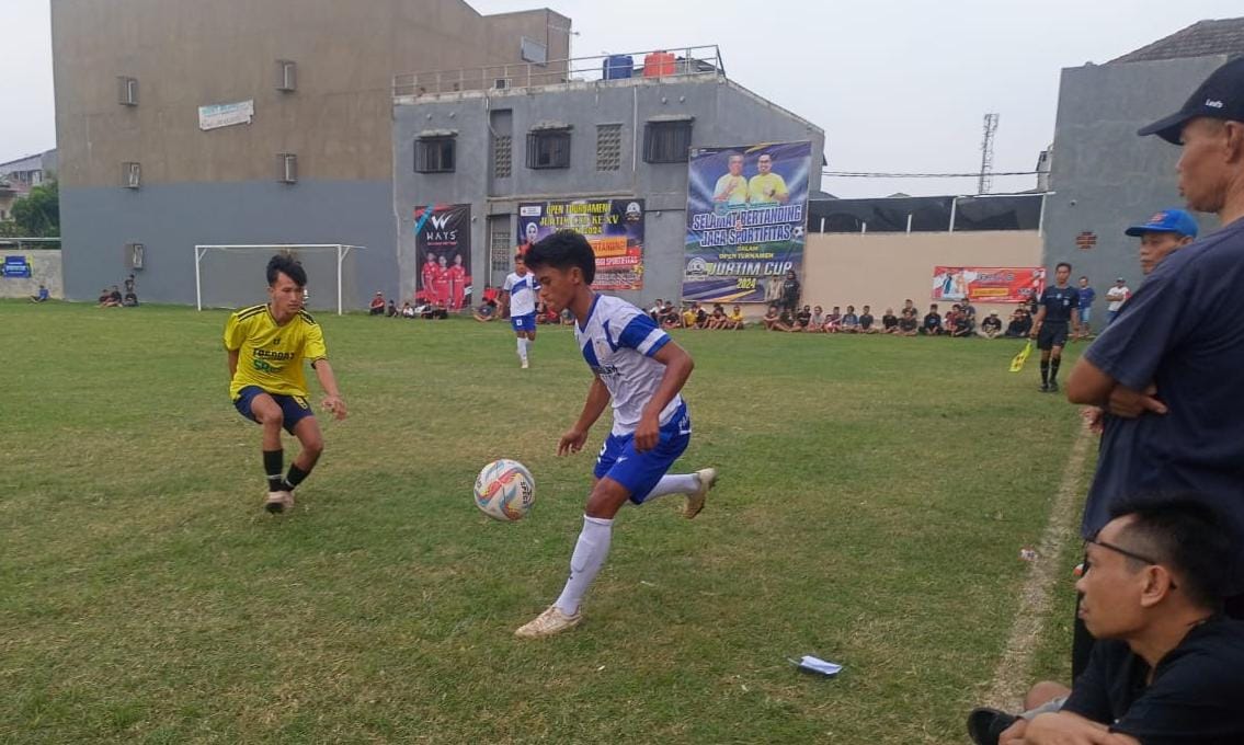 Perang pemain lokal terjadi saat Peninggilan Selection lawan Bintaro Soccer.(red/tangselpos.id)