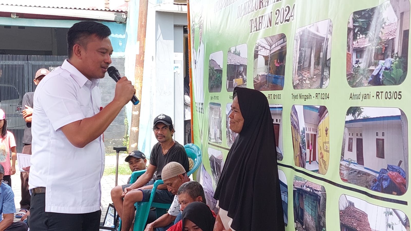 Salah satu penerima manfaat bedah rumah, Rukiah sedang curhat di hadapan Kepala Disperkimta Kota Tangsel, Aries Kurniawan. (tangselpos.id/rmn)